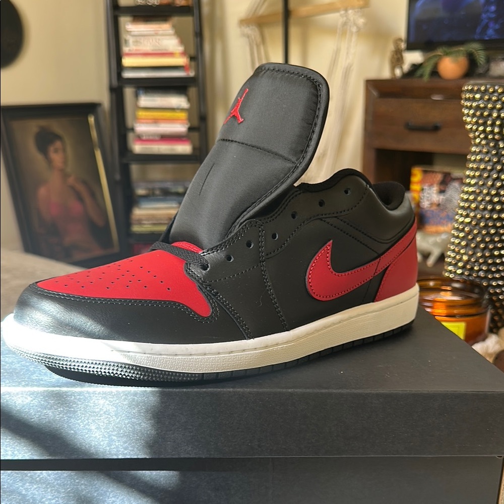 Jordan Men's Black and Red Sneakers